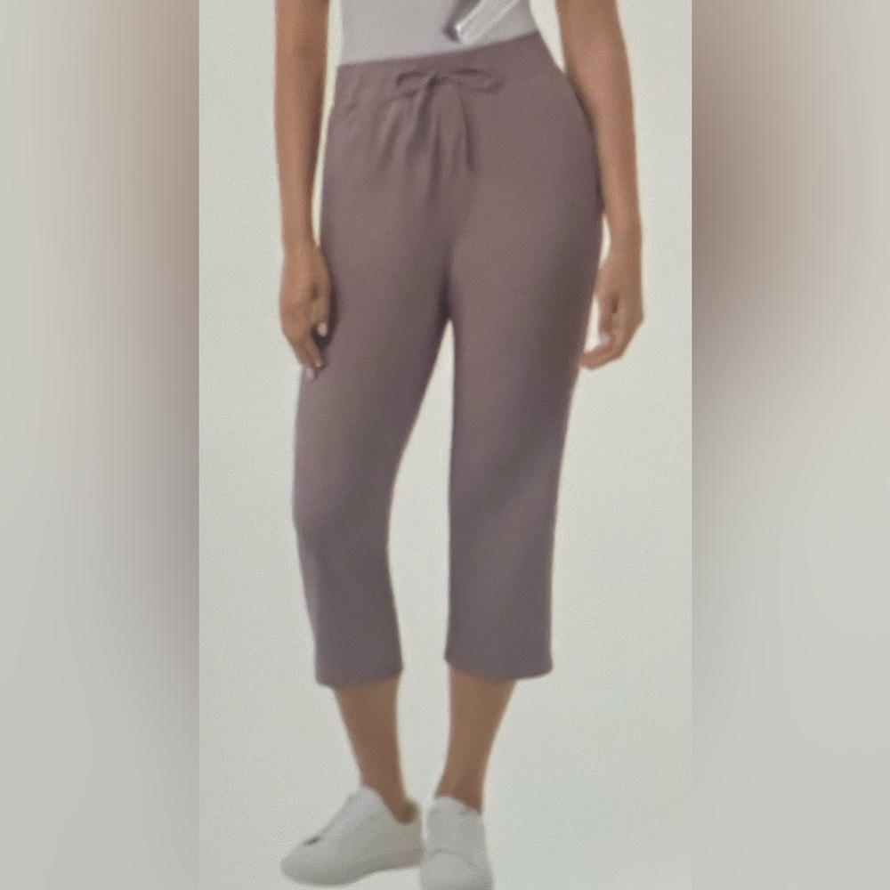32 Degrees Mauve Color Capri Pants Sleek Athleisure Style